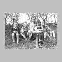 011-0263 Mutter Marie-Erika von Frantzius am 28. April 1943 mit ihren vier Kindern..jpg